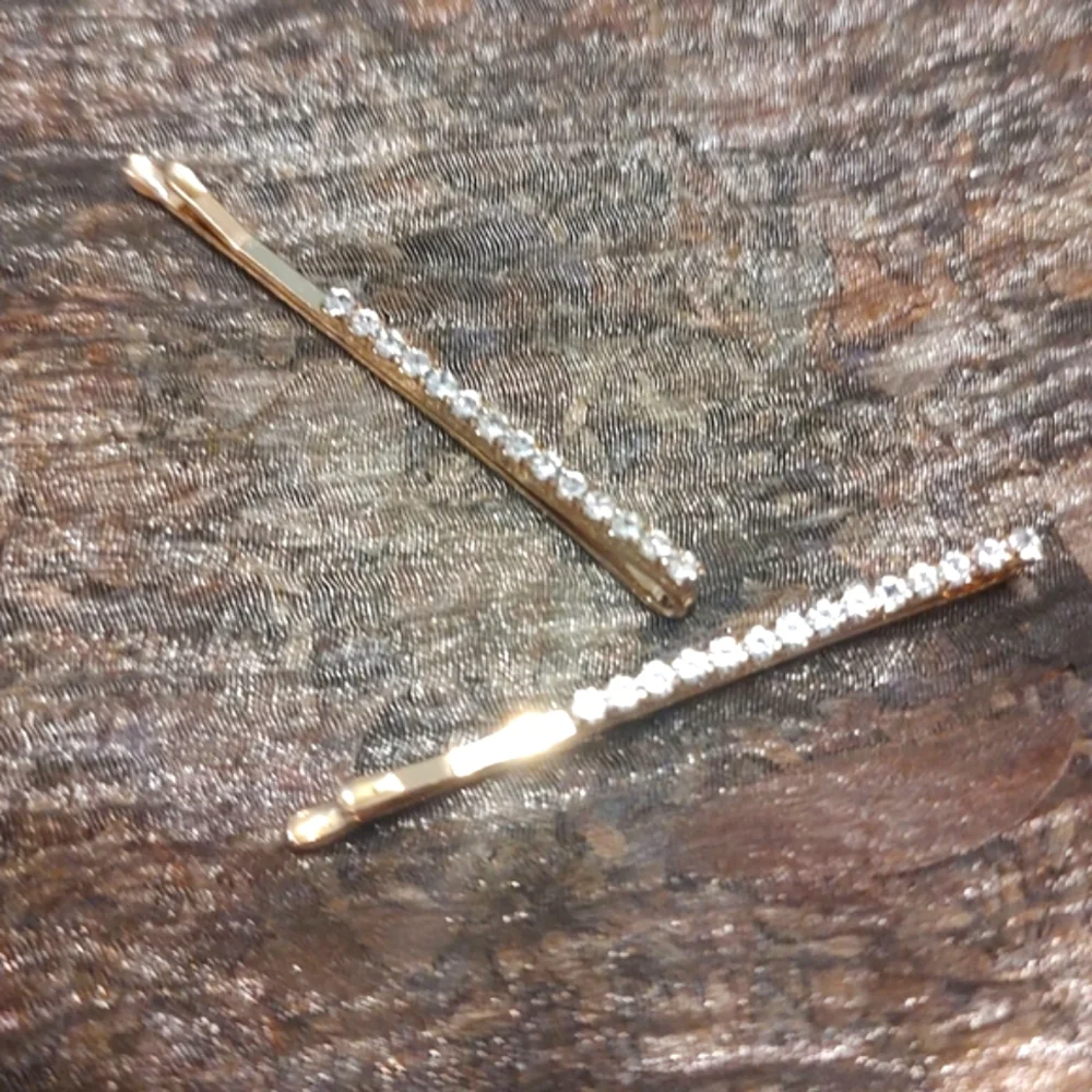 🔸💎🔸NWOT Sparkling Brilliant Petite Round Cut Rhinestone & Gold Clasp Barrette